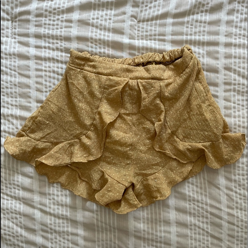 Yellow frill hem shorts